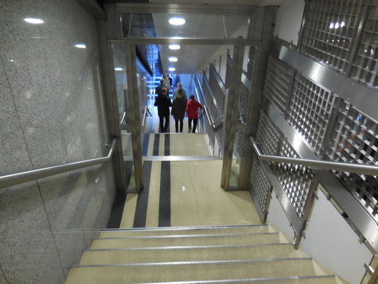 Der Einlauftunnel ist schmaler und steiler, als in München - gefiel mir dort besser, weil es eher der allgemeinen Vorstellung davon entspricht...