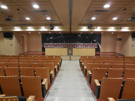 Pressesaal- im Gegensatz zu München darf man sich hier durchaus auf den Sessel des Club-Präsidenten für ein Foto setzen