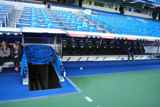 und mal eben auf den Trainerbänken Platz nehmen, ist in München auch nicht erlaubt. Hier schon !