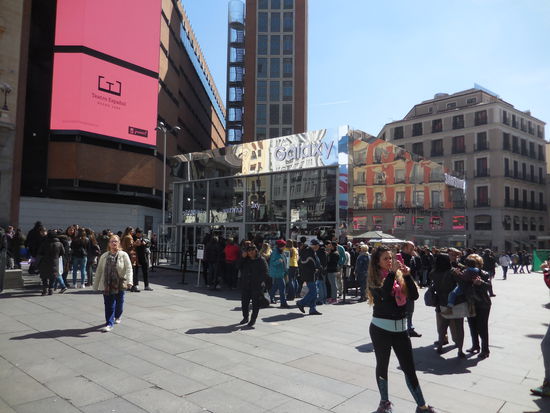 ...und wo dieser interessante gläserne Würfel steht, der zu jeder Tageszeit heftig umlagert ist. Heute am Sonntag wickeln sich die Schlangen der Eintrittswilligen fast 3-Mal um den Würfel. Nun besehe ich mir das Ding mal näher:
