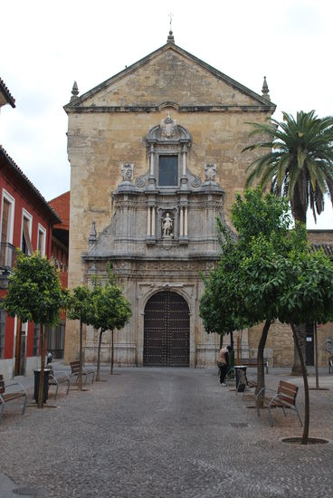 Ein erstes Kirchlein gleich um die Ecke...