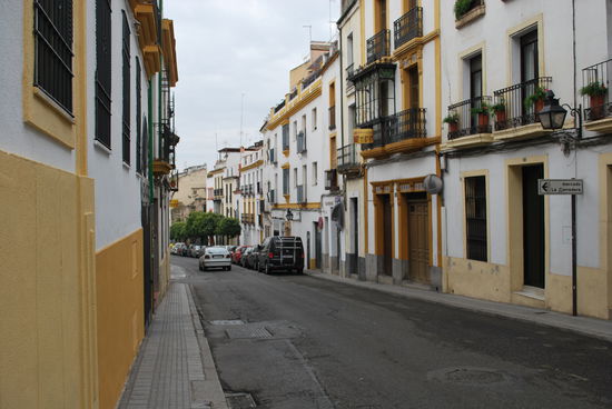 Altstadt von Córdoba - schon eine etwas größere Durchgangsstraße, durchaus auch mit Busverkehr.