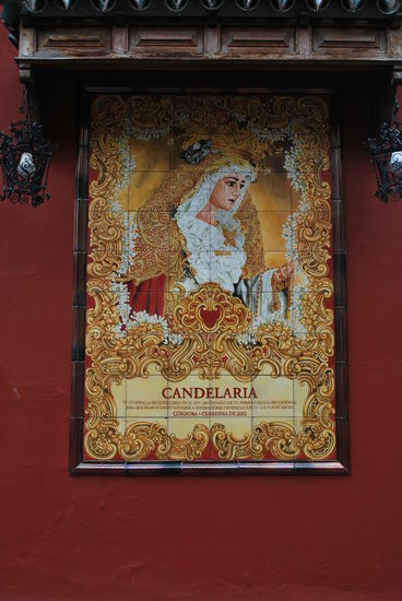 Diese Fliesen-Heiligenbilder finden sich an vielen Hauswänden in der Nähe von Kirchen, sie sind wunderschön.