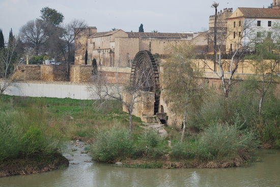 Reproduktion des einstigen maurischen Wasserrades Noria