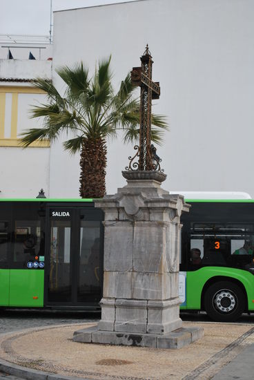 perfektes Bild für das App-Spiel 94 %: Kreuz, Bus, Palme, Sockel, grün, Reifen, 3...