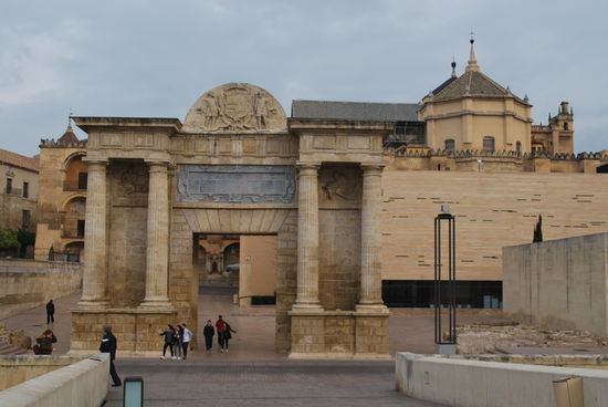 Puerta del Puente, durch dieses Tor geht es zur Mezquita