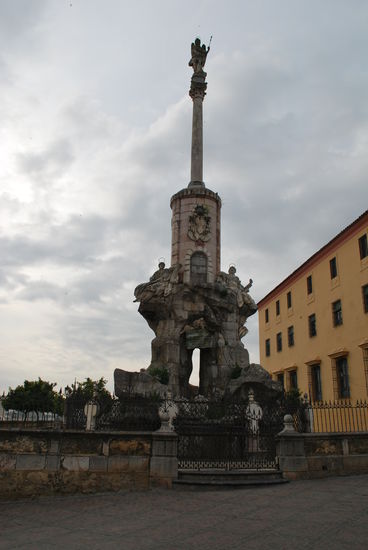 Plaza Vallinas mit Säulendenkmal El Triunfo
