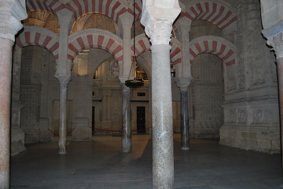 Die charakteristischen rot-weißen Bögen ohne Blitz fotografiert