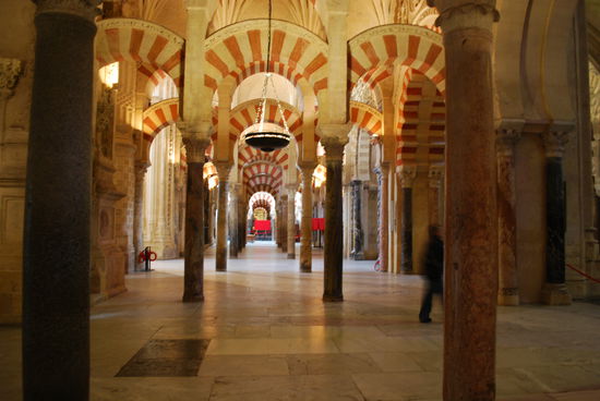 mit Blitz. Die wirklichen Lichtverhältnisse liegen irgendwo dazwischen.