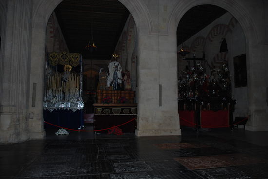 Das sind diese Dinger, die schon parat stehen für die kurz bevorstehenden Prozessionen zur Semana Santa am Karfreitag. Dann werden diese Heiligen-Sänften durch die ganze Stadt getragen