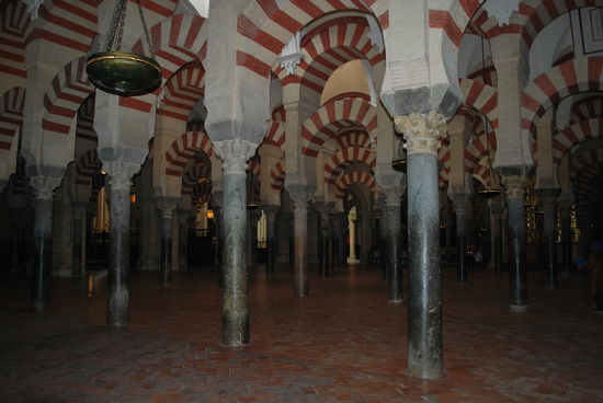 Das Teil ist echt riesig !!! Es sind 856 Säulen, ich habe durch gezählt. Nein, Quatsch. Aber es sind wirklich 856 Säulen.