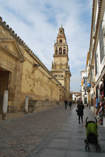 An der Stelle des Glockenturmes der Kathedrale stand früher das Minarett der Moschee