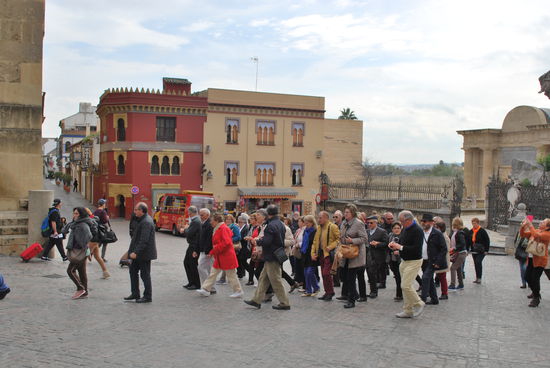 Hola, die Waldfee. Jetzt geht´s aber los ! Die ersten Busladungen mit Tourgruppen sind im Anmarsch !