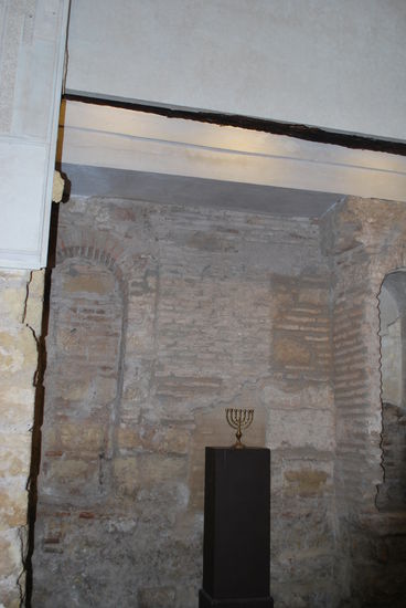 eine winzig kleine sehr schlichte Synagoge ist hier noch zu finden