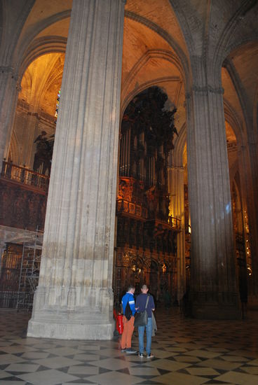 Größenverhältnisse, die Säulen sind gigantisch.