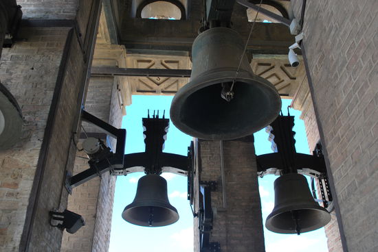 24 Glocken hängen hier oben. Ich bin froh, dass sie jetzt gerade nicht läuten.