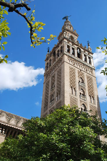 Die Giralda - erinnert an das Minarett der Koutubia-Moschee in Marrakech oder das der Hassan-Moschee in Rabat/Marokko. Kein Wunder: Almohaden-Stil aus Backstein.