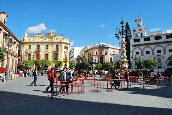 das Gebäude ganz links ist der Erzbischofs-Palast von Sevilla