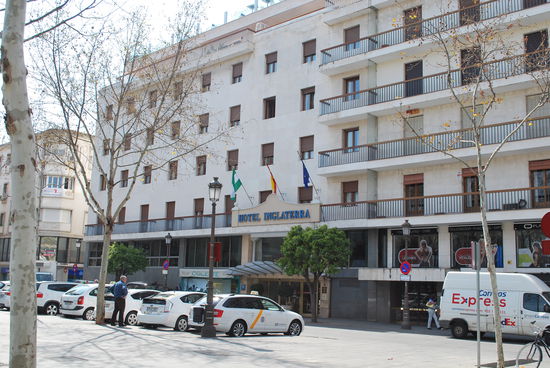 Mein Hotel Inglaterra an der Plaza Nueva - mein Zimmer ist das mit dem Fenster links von der blauen EU-Flagge und es ist ein Raucherzimmer, ich muss nicht mehr vor die Haustür heute Abend !