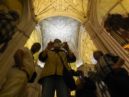Selfie-Spot in einer Kathedrale !!! Im Boden ist ein Spiegel eingelassen, stellt man sich davor und schießt ein Foto, bekommt man sich selbst mit der Kuppel auf´s  Foto, irgendwie cool und der Spot ist - wie man sieht - immer umlagert...