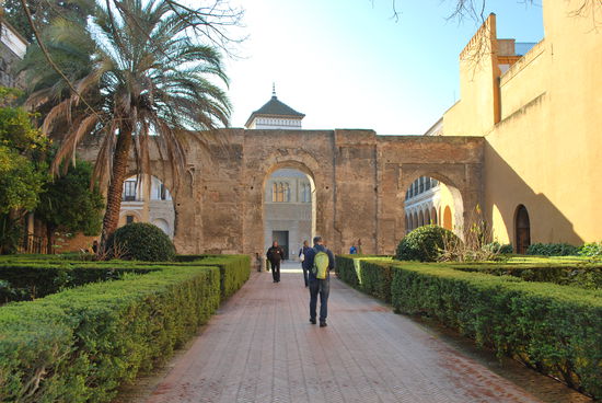 Am Eingang müssen Taschen durch den Scanner