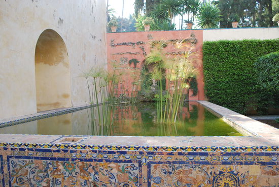 ...bis man irgendwann in den Gärten ist, wo es grünt und blüht, bei überall gurgelndem Wasser aus Brunnen und Becken