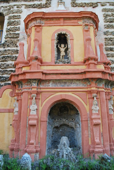 hydraulische Wasserorgel im Park - eine von nur noch 4 weltweit - ich habe den Mechanismus nicht verstanden, aber irgendwie wird die Luft von durch das Wasserspiel erzeugte Hydraulik in die Pfeifen geblasen und so spielt die Orgel quasi selbsttätig.