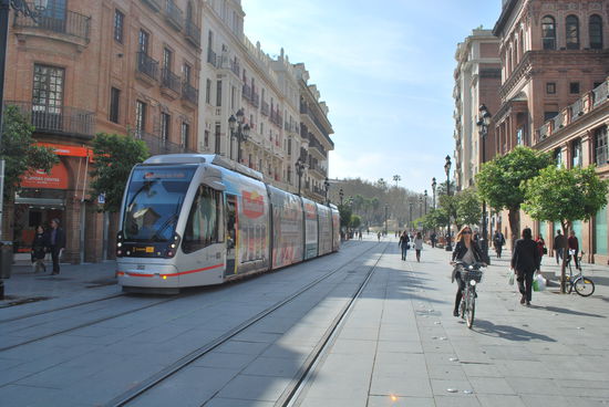 Sevilla hat keine Metro, sondern nur Straßenbahn. Heute relativ schwierig, zu benutzen, weil so viele Straßenzüge schon abgesperrt werden für die Semana-Santa-Prozessionen