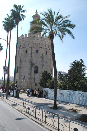 Der Torre del Oro - goldener Turm - ist jedenfalls niemals Leuchtturn gewesen, sondern Bestandteil der Befestigungsanlage von Sevilla. Er diente der Bewachung der Stadt und war - quer über den damaligen "Strom" - verbunden mit einem weiteren Turm. Man konnte damals eine Kette zwischen diesen Türmen spannen, um den Fluss für Eindringlinge zu sperren...