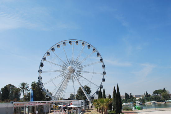Das ist so ein kleines Vergnügungsviertel am Fluss, wo es auch ein Aquarium gibt. Die ehemaligen Pavillions der ibero-amerikanischen Ausstellung sind hier alle in der Nähe.