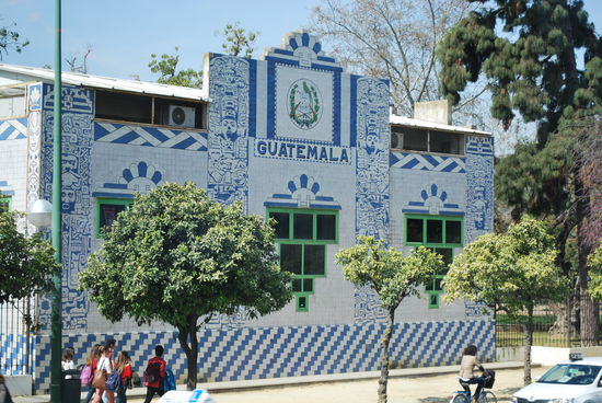 Eindeutig: Guatemala !!!  Aber cool ist, dass eigentlich all die Pavillons von 1929 noch heute irgendwie genutzt werden, sei es als Veranstaltungszentrum, Museum, teilweise sind sie Bestandteile der Universität, egal, irgendwas findet in jedem der insgesamt 26 Pavillons statt. (23 latein-amerikanische + USA + Portugal + Gastgeber Spanien)