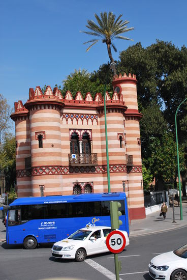 Kein Pavillon - sondern ein Schlösschen, Costurero de la Reina, hier zog sich Königin Maria de las Mercedes gerne zum Nähen zurück. Heute Tourist-Information.