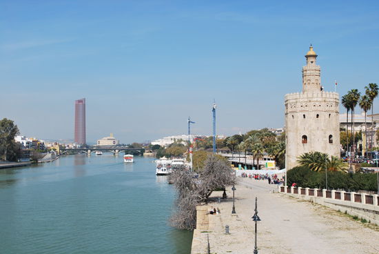 jetzt geht es über die Brücke am Torre del Oro rüber nach Triana