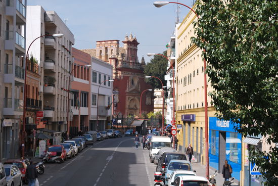 Triana ist ein quirliges Viertel in Sevilla - enge Straßen, Geschäfte, Wohnviertel, Parkplatznot (offensichtlich), wenig Sehenswürdigkeiten, aber Alltagsleben à là Sevilla pur. Aufgrund einer Demonstration steht der Bus im Stau und muss dann notgedrungen eine andere Route nehmen, ich glaube aber nicht, dass mir deswegen hier etwas weltbewegendes entgeht..