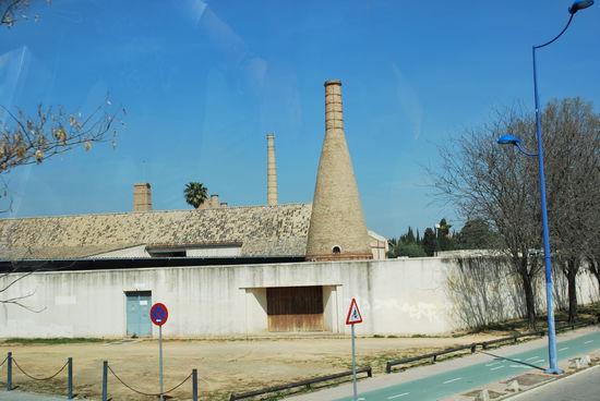 Sieht aus, wie ein Krematorium, war aber ein Kartäuser-Kloster auf der gleichnamigen Halbinsel "Isla de Cartuja". Hier war - zu Klosterzeiten - Christoph Columbus im 16. Jahrhundert vorübergehend begraben. Warum die Schornsteine ? Nach Aufgabe des Klosters wurde das Areal Porzellanfabrik und in den Öfen wurde das Porzellan gebrannt.