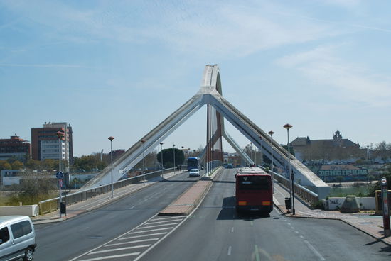 Wenigstens die Brücken, die wegen der EXPO entstanden sind, sind gut in Schuss...