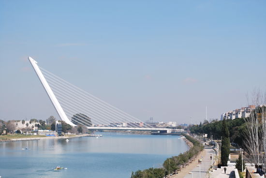 ...und schick. Moderne Architektur hat noch keiner Stadt geschadet.