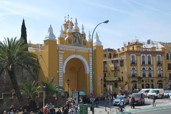 Macarena - das ist nicht nur ein lustiger Song für Malle-Parties, es ist ein  Stadtteil von Sevilla und in der Basilica Santa Maria de la Esperanza Macarena  gibt es eine ganz besondere Heiligenfigur, die weinende und gleichzeitig lächelnde Madonna, die praktisch der Superstar der Semana-Santa-Prozessionen ist, sie ist die wichtigste Heiligenfigur, die am Karfreitag hervorgeholt wird. Leider habe ich kein vernünftiges Foto von ihr, man möge ein Bild googlen...