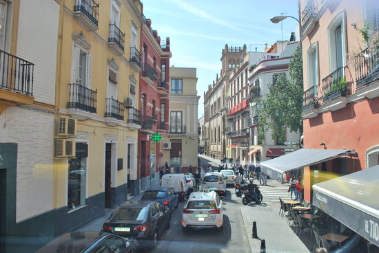 ...und kurz bevor wir einen sehr zentralen Platz Sevillas erreichen, die Plaza Duque de la Victoria, wo ich auch aussteigen möchte, stehen wir eine lange Weile im Stau und müssen schlussendlich über eine Seitenstraße ausweichen, um die Plaza zu erreichen.