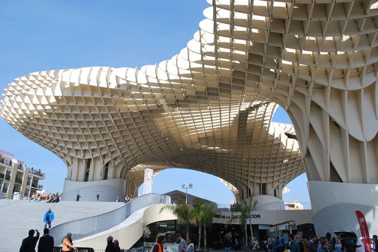 Es gibt 4 Ebenen: Im Untergeschoss befindet sich ein Museum für römische und maurische Funde, die man beim Bau des Monumentes gemacht hat, die 1. Ebene ist das Straßenlevel, dessen Dach die durch die "Pilze" beschattete Plaza abgibt (genutzt für Märkte und Veranstaltungen) und Level 2 und 3 sind die Aussichtsplattformen des Parasols