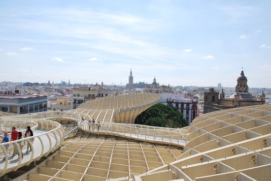 Der Eintritt kostet gerade mal 3 EUR und dafür bekommt man sogar noch im Souvenirshop eine Postkarte geschenkt und oben im Café einen Soft-Drink.