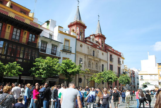 weiter geht´s, denn ich habe ja noch die Option des kostenlosen Eintritts in die Kirche an der Plaza Salvador. Der Platz ist gestopft voll mit Leuten, die alle Cafés und Restaurants hier bis auf den letzten Platz besetzen. Offenbar bei den Einheimischen ein sehr beliebter Tummelpunkt in der Altstadt.