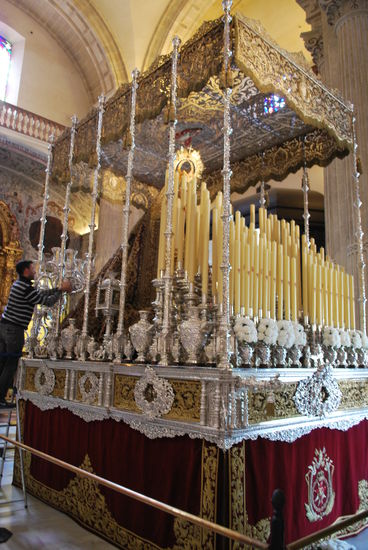 Aber auch hier stehen schon die Sänften mit den Heiligenfiguren für die Semana Santa parat und werden geputzt, geschmückt und poliert.