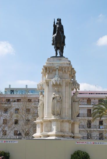 Zurück am Hotel nach einem nochmals ausgiebigen Bummel durch die Shopping-Welt der Altstadt von Sevilla - ohne Ausbeute, allerdings. Heute bin ich der Sparfuchs... Das Denkmal auf der Plaza Nueva ist übrigens König Philipp III. Schön für ihn...