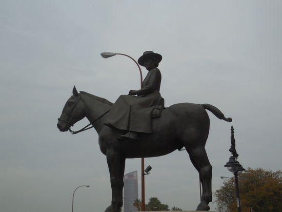 Diese Bronzestatue einer Frau im Damensattel auf einem sehr stämmigen Pferd steht genau vor der Arena... Es ist Doña Maria de las Mercedes de Borbón y Orleón, sie ist die Großmutter des heutigen Königs Felipe VI. ...