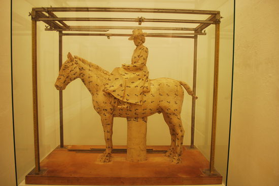 ...im kleinen Museum gibt es dann dieses Modell zu sehen, man macht sich ja echt keine Vorstellung davon, wie so eine Statue entsteht. Aber so wird´s gemacht: Jedes Einzelteil des Statuenmodells wird beschriftet und durch-nummeriert. Danach wird dann das Gegenstück gegossen. Diese Erkenntnis war für mich fast das Highlight von der Plaza de Toro "Réal Maestranza" von Sevilla...