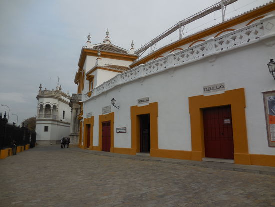 Das sind die Ticketschalter - und es stehen bereits ca. 100 Personen Schlange für die nächste Corrida (nicht zu sehen, weil noch auf dem Gehweg) - was auffallend ist: Es sind fast ausschließlich Männer im Alter von 70 +, fast eher noch 75 +