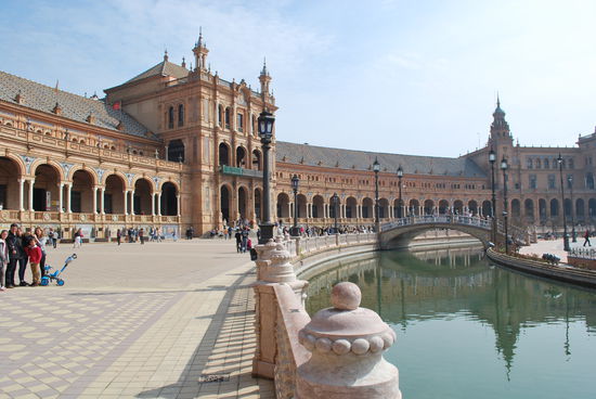 mit Kanal, auf dem man sogar mit kleinen Booten herumrudern kann