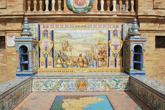Jede einzige Provinz Spaniens ist auf solchen Kachelmonumenten dargestellt: Alicante z.B.