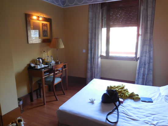 und dort steht auch ein neuer Stuhl für mich parat. Ich nutze ihn lieber nicht. Allerdings offenbart der Blick in den Spiegel heute Abend: Sonnenbrand auf der Stirn und auf dem Nasenrücken !